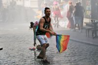 Turkisk polis skjuter med vattenkanoner på deltagare i en Prideparad i Istanbul. Bilden är från juni 2015. 