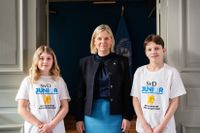 ”Äntligen är jag längst. Jag brukar alltid vara kortast”, skojar statsministern Magdalena Andersson när hon fotas tillsammans med juniorreportrarna Doris, 10, och William, 12.