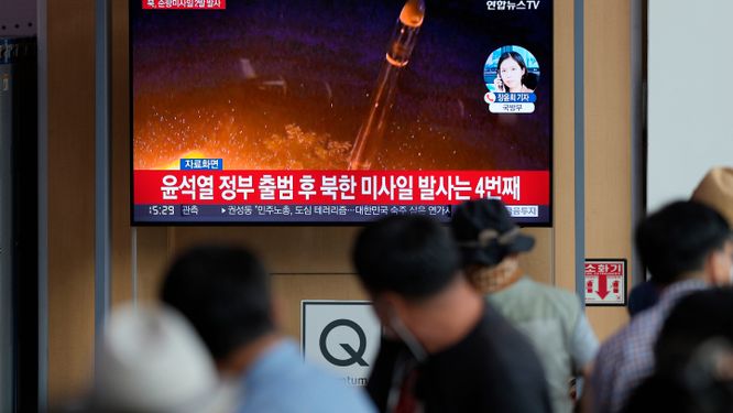 Människor i Sydkorea följer rapporteringen om Nordkoreas senaste robottest.