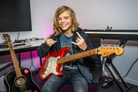 14-åriga Oscar Stembridge älskar sin gitarr, en Fender Stratocaster. ”Den är cool för den är en gammal klassisk gitarr. En mix av både en gammal och ny gitarr”, säger han. 