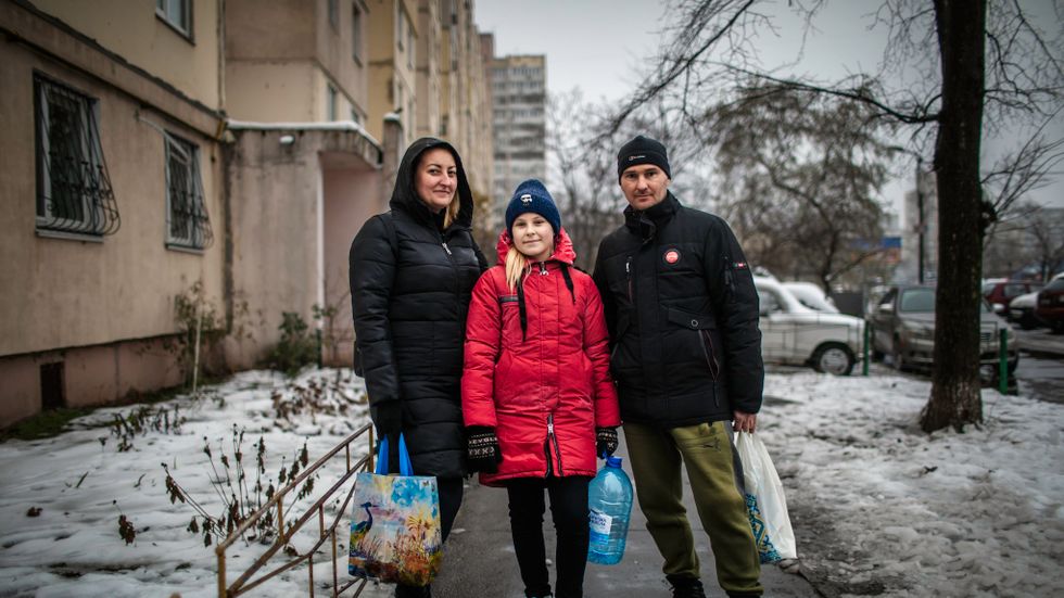 Lidia, 33, Valeria, 10 och Andrii, 41. Dagen efter de senaste attackerna är stora delar av Kiev utan el och rinnande vatten.