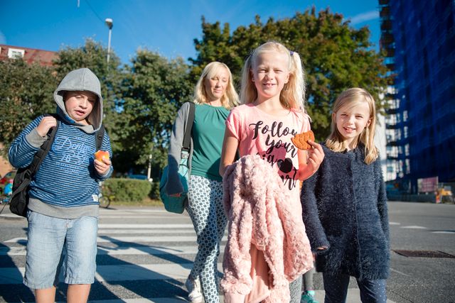 Varje vardag går en förälder tillsammans med barn från fem olika familjer till skolan, i stället för att åka bil. Oskar, Caroline (Evelinas mamma), Evelina och Freja.