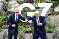USA:s Joe Biden och Storbritanniens Boris Johnson tillsammans med sina fruar Jill Biden och Carrie Johnson inför G7-mötet i Carbis Bay, Cornwall.