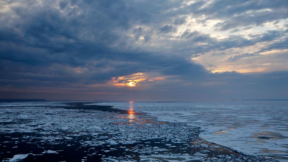 Solen sänker sig över havsisen i norra Kanada. Istäcket i Arktis fortsätter att minska år efter år.