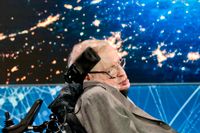 Stephen Hawking på presskonferensen om det nya forskningsprojektet. Den 14 mars 2018 kom beskedet att han avlidit. Han blev 76 år. 