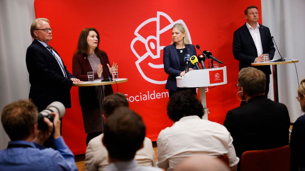 Peter Hultqvist, Ann Linde, Magdalena Andersson och Tobias Baudin under pressträffen där Socialdemokraterna lämnade sitt Natobesked.