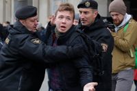 Roman Protasevitj. Bilden är från 2017 i samband med att han grips under en protest i Minsk.