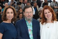 Regissören Lars von Trier tillsammans med skådespelarna Siobhan Fallon Hogan och Sofie Grabol i Cannes inför visningen av ”The house that Jack built”.