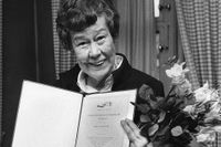 Britt G Hallqvist tilldelas Litteraturfrämjandets stora pris på 50 000 kronor 1980.