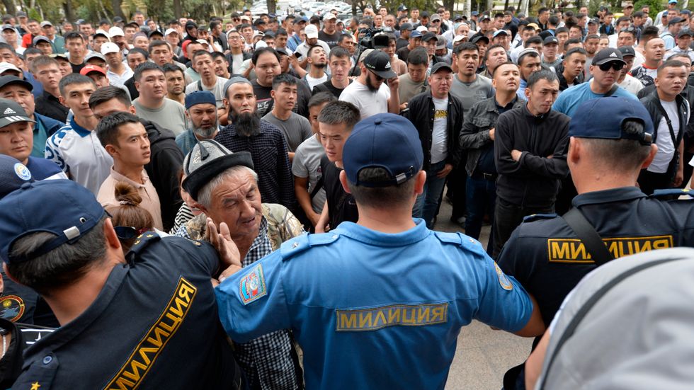Kirgizer i huvudstaden Bisjkek som uppges köa för att anmäla sig som frivilliga soldater i konflikten med Tadzjikistan under fredagen.