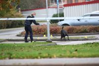 En man i 35-årsåldern har avlidit av skottskador i stadsdelen Lambohov i Linköping under natten. En förundersökning gällande mord har inletts och den misstänkta brottsplatsen har spärrats av för teknisk undersökning.