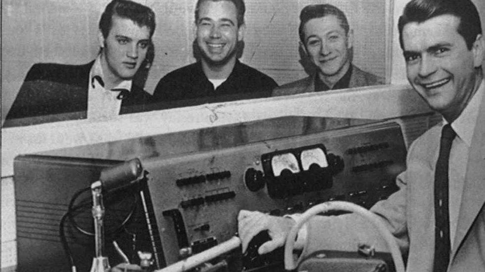 Elvis Presley tillsammans med basisten Bill Black, gitarristen Scotty Moore och cehfen för Sun Records and Memphis Recording studio Sam Phillips på en bild från 1954.