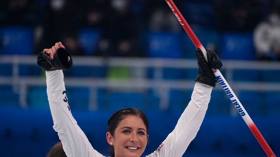 Storbritanniens skipper Eve Muirhead jublar efter finalvinsten i curling mot Japan i OS i Peking.
