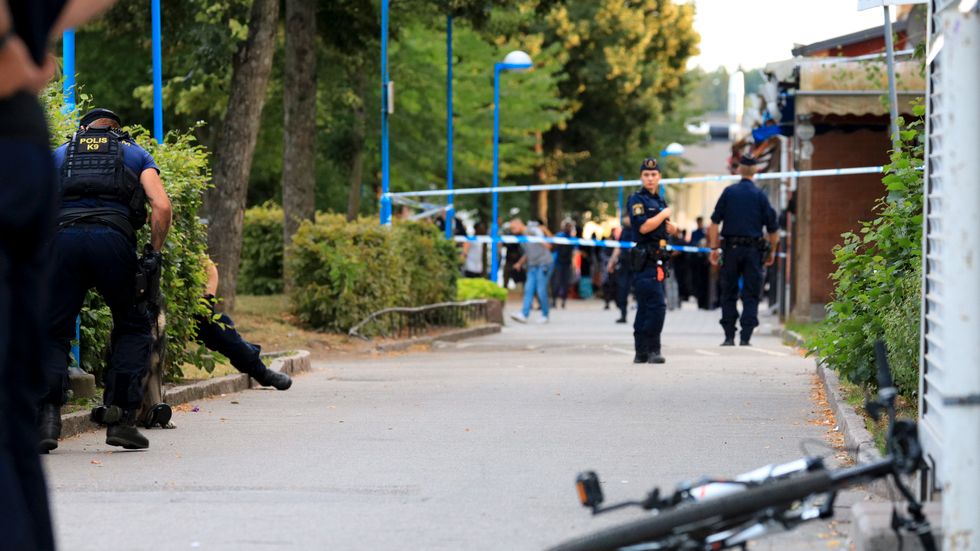 Polis kallades strax efter klockan sex på torsdagskvällen till Rinkeby i västra Stockholm, efter samtal om att en person blivit skjuten.