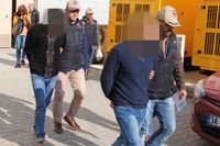 Turkisk polis med misstänkta IS-anhängare som greps på torsdagen.