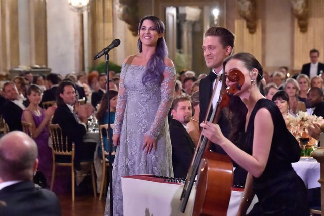 Molly Sandén och Danny Saucedo sjunger prinsessan Sofias sång till prins Carl Philip under deras bröllopsmiddag.