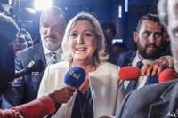 Marine Le Pens väljarsiffror närmar sig den sittande presidenten Emmanuel Macrons, enligt en ny opinionsundersökning. 