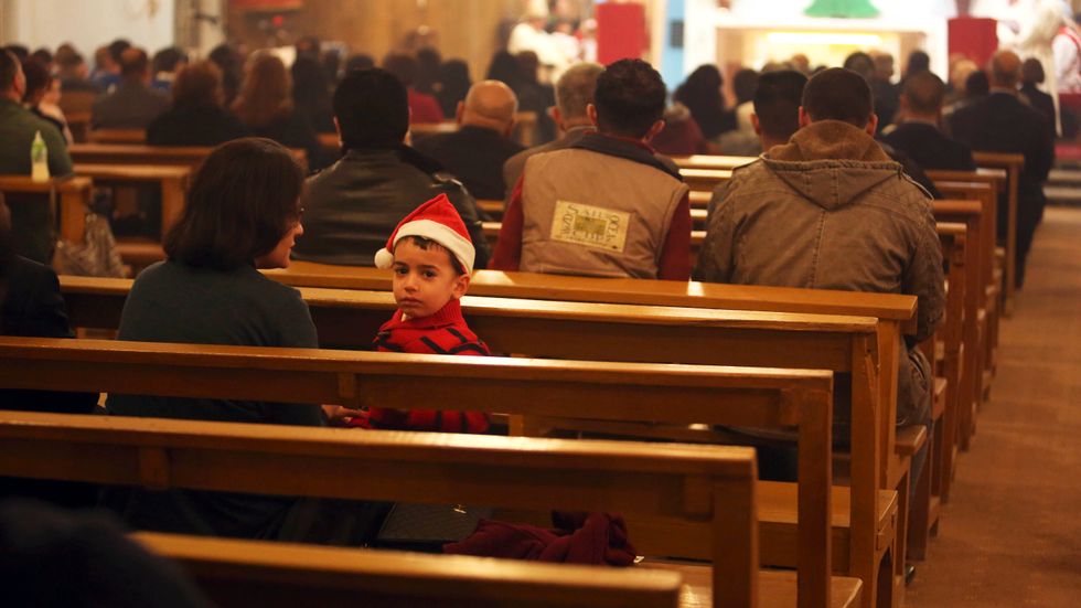 Irakiska kristna på julmässa i St Teresas kyrka i Basra, 550 kilometer sydost om Bagdad. (24 dec 2015)