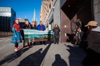 Daniel Holst, talman i Sametinget, Sara-Elvira Kuhmunen, ordförande för det samiska ungdomsförbundet Sáminuorra och författaren Mats Jonsson ska uppvakta Karl-Petter Thorwaldsson och lämna protester mot gruvan.
