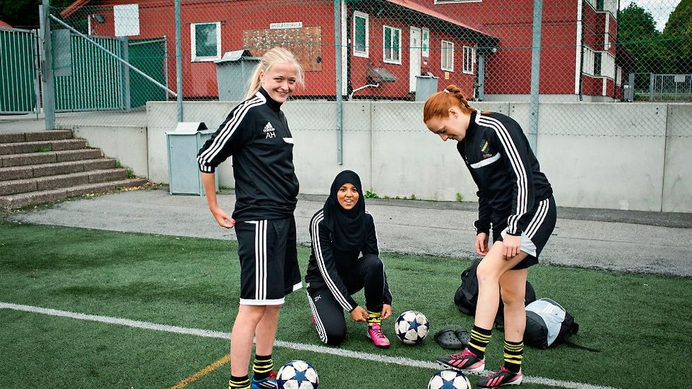 AIK-flickorna Astrid Hellerup, Victoria Parming och Zainab Kalef på Skytteholm.