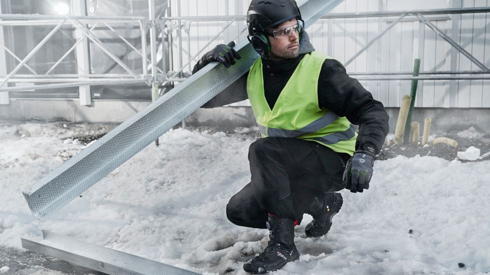 Att arbeta utomhus i kalla eller blöta miljöer kräver rätt sorts handskar och skor.