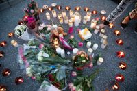 Blommor och ljus på platsen där en tolvårig flicka sköts till döds i augusti 2020. Arkivbild.