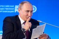 President Vladimir Putin har skrivit under på att begränsa utländskt ägarskap av medier.