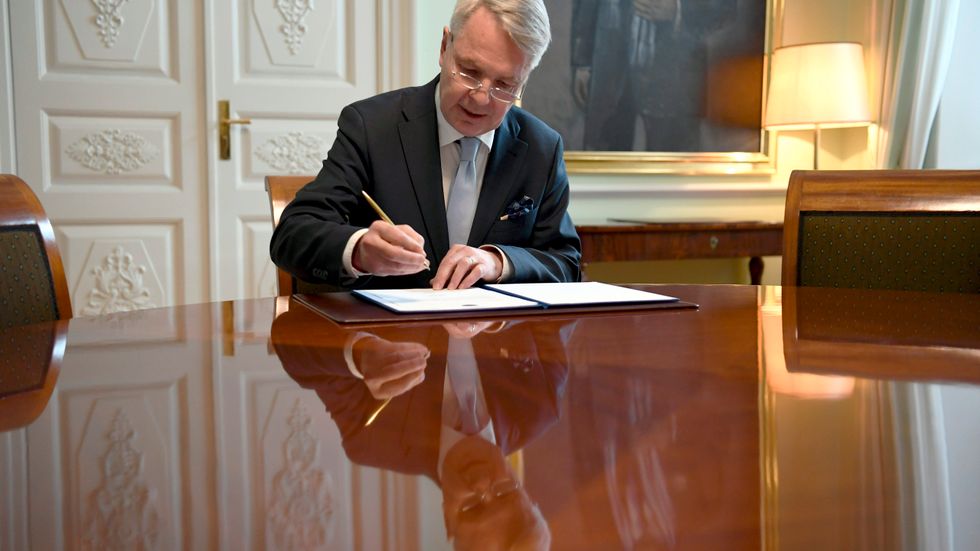 Finlands utrikesminister Pekka Haavisto signerar Finlands ansökan om Natomedlemskap. Arkivbild.