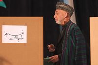 Nuvarande presidenten Hamid Karzai var en av de första att rösta.
