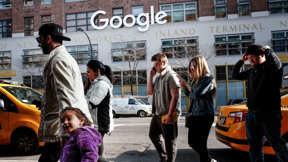 Googles moderbolag Alphabet ökade sina intäkter med 41 procent under 2021.