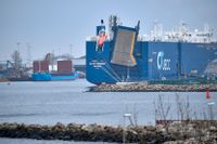 Ett lastfartyg och ett biltransportfartyg (till höger) vid kaj i hamnen i Malmö.