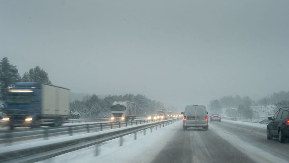 Snöfall och halka mellan Göteborg och Borås stoppade många lastbilar, vilket i sin tur orsakat mycket långa köer. Arkivbild.