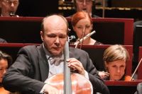Cellosolisten Truls Mørk med dirigenten Cristian Macelaru och Sveriges Radios symfoniorkester.
