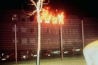 April 1975: Västtyska ambassadens övervåning brinner sedan tyska terrorister av misstag sprängt en bomb i huset. De ockuperade ambassaden för att kräva frigivning av 26 terroristkollegor i västtyska fängelser. Arkivbild.