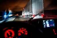 I de stora städerna får inte lastbilar köra på natten på grund av buller. Men tysta ellastbilar bör undantas, skriver artikelförfattarna. Arkivbild