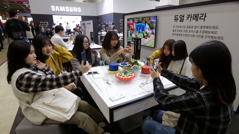 Sydkoreanska studenter undersöker nya produkter på en stor elektronikmässa i Seoul. Inget land hotar Sydkorea som världens främsta innovationsland, men Sverige är god tvåa. Arkivbild.