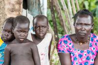 Rose Nyatech sitter avskuren från sin familj i Don Bosco-lägret strax utanför Juba. Här är hon med sina ”reservbarn” i lägret.