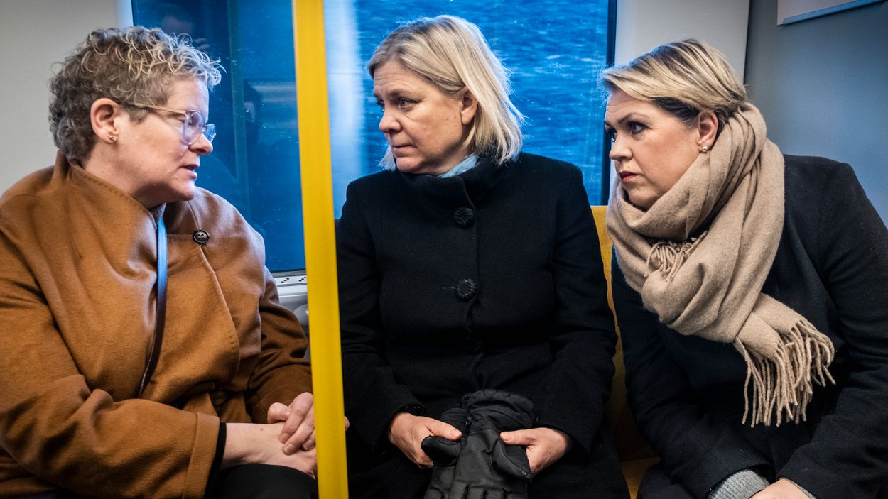 Karin Wanngård, Magdalena Andersson och Lena Hallengren på tunnelbanan. 
