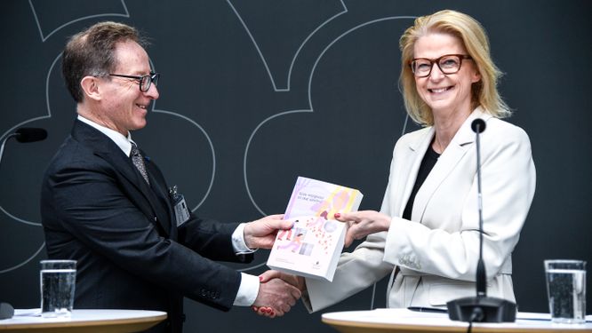 Produktivitetskommissionens utredare Hans Lindblad, överlämnar sitt delbetänkande till finansminister Elisabeth Svantesson (M).