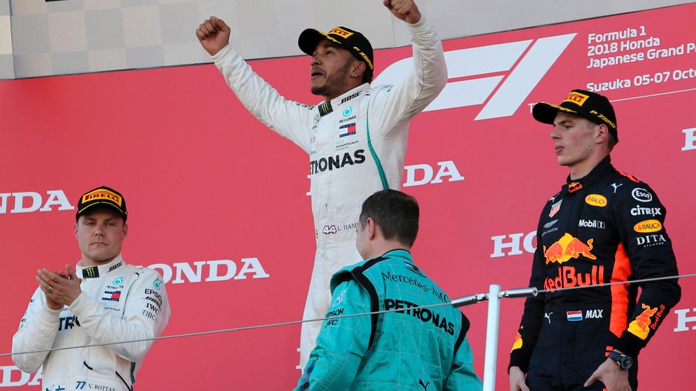 Lewis Hamilton firar segern i Japan GP. Stallkamraten Valtteri Bottas från Finland slutade tvåa och Red Bull-föraren Max Verstappen kom på tredje plats på Suzuka Circuit.