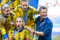 Sveriges förbundskapten Peter Gerhardsson jublar med laget efter segern i bronsmatchen.