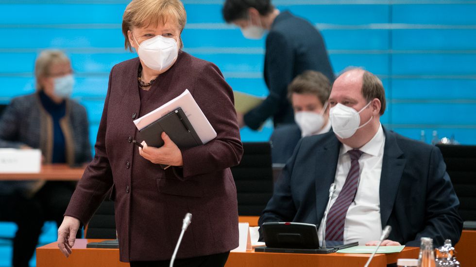 Tysklands förbundskansler Angela Merkels stabschef Helge Braun (till höger) varnar för tuffare tag mot ovaccinerade.