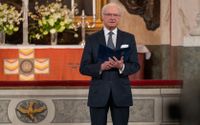 Kung Carl Gustaf framför i ett meddelande på hovets hemsida sina kondoleanser till drottningen Elizabeths familj och till hennes folk.