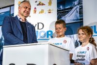 V-ledaren Jonas Sjöstedt och SvD Juniors reportrar Cornelia, 10 år och Samuel, 12 år.