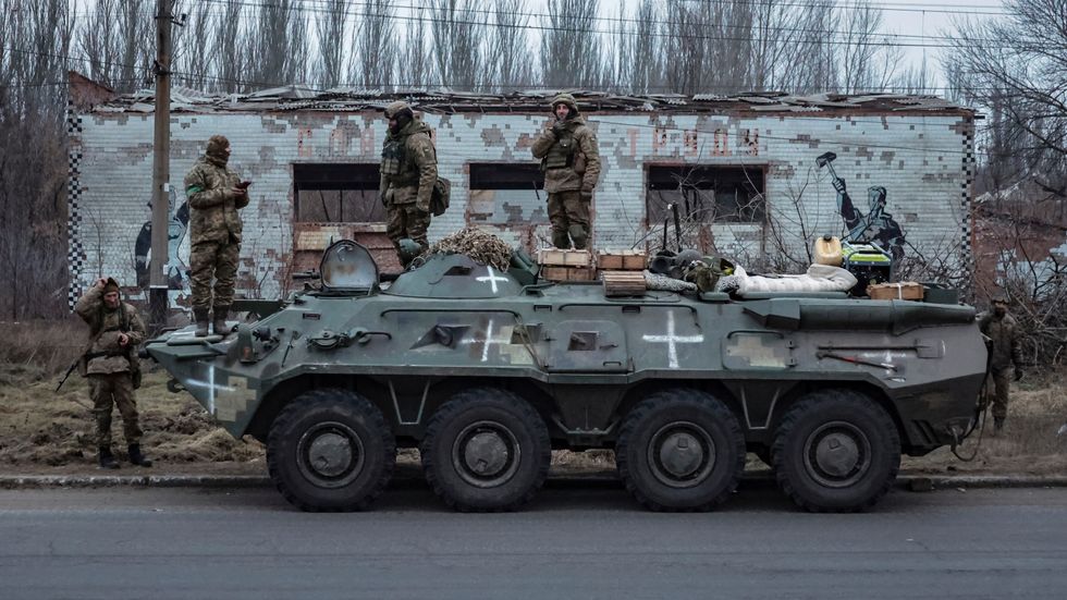 Ukrainska soldater poserar för ett foto innan de åker mot frontlinjen i Donetsk den 28 januari.