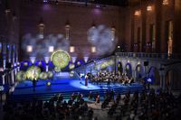 Nobelprisutdelningen på fredagskvällen. Årets pristagare hyllades med en ceremoni som ägde rum i Blå hallen i Stockholms stadshus.