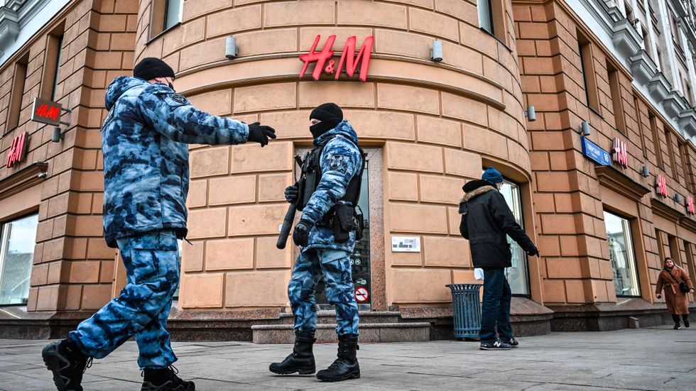 Rysk polis utanför en stängd H&M-butik i Moskva. 