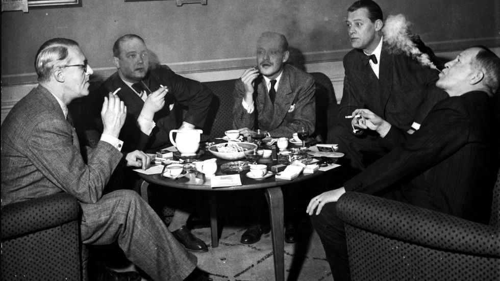Erik Wästberg (tvåa f h) försöker tillsammans med Sven Jerring, Stieg Trenter, Hasse Ekman och Ernst Salén skilja svenska och amerikanska cigaretter åt i en tävling anordnad av Expressen 1949, ett par år efter att han grundat sin mikrofilmsföretag.
