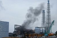Grå rök stiger upp från Fukushima 3. Tokyo Electric Power Co (TEPCO) evakuerar sina arbetare från kärnkraftverket.