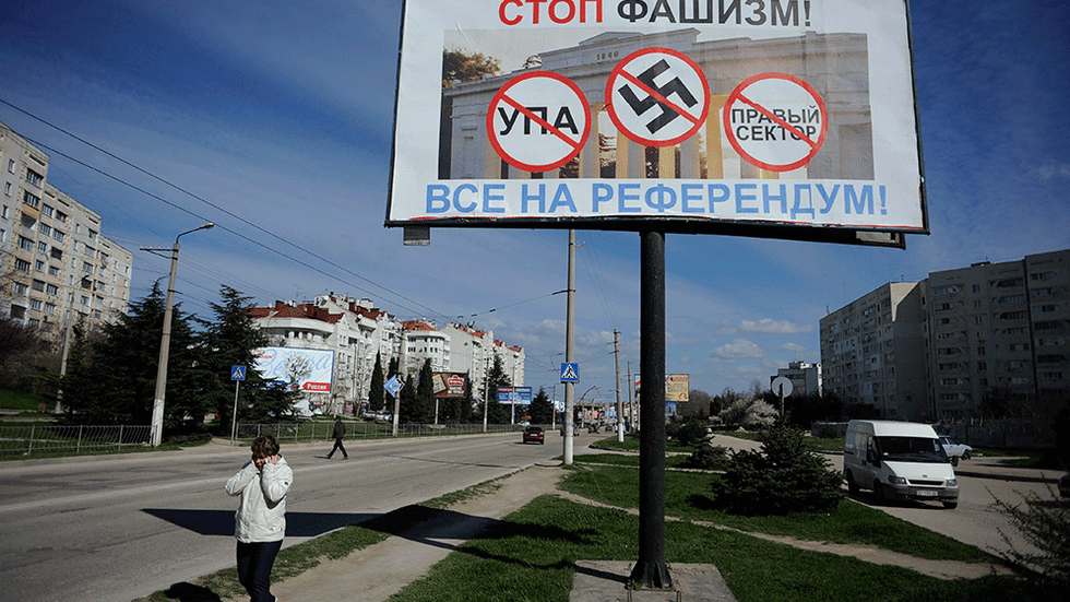 ”Stoppa fascismen! Alla till folkomröstningen!” lyder valaffischen inför folkomröstningen på Krim i morgon. ”Exi­stensen av nazi­anstrukna höger­extremister i den nya ­ukrainska regeringen har gjort det ­lättare för den ryska berättelsen att få försteg”, skriver Olle Wästberg.